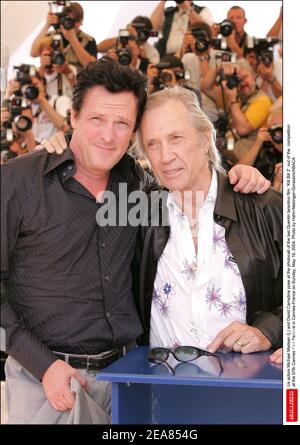 Die US-Schauspieler Michael Madsen (L) und david Carradine posieren bei der Fotoaufnahme des letzten Quentin tarantino-Films 'Kill Bill 2' aus dem Wettbewerb bei den Filmfestspielen von Cannes 57th in Cannes-Frankreich am Sonntag, 16. Mai 2004. Foto von Hahn-Nebinger-Gorassini/ABACA Stockfoto