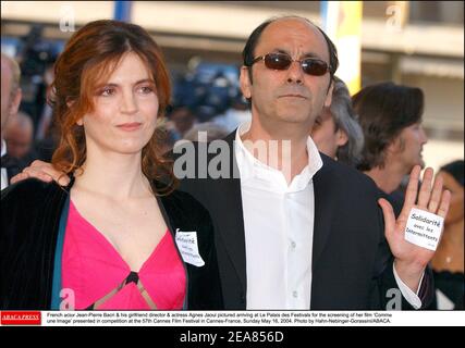 Der französische Schauspieler Jean-Pierre Bacri & seine Freundin Regisseurin & Schauspielerin Agnes Jaoui im Bild bei der Ankunft im Le Palais des Festivals für die Vorführung ihres Films ïComme une Image', der im Wettbewerb der Filmfestspiele von Cannes 57th in Cannes-Frankreich am Sonntag, 16. Mai 2004 präsentiert wurde. Foto von Hahn-Nebinger-Gorassini/ABACA. Stockfoto