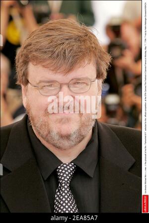 Der US-Regisseur Michael Moore posiert bei der Fotoaufnahme seines Films 'Fahrenheit 911', der am Montag, den 17. Mai 2004, für den offiziellen Wettbewerb der Filmfestspiele von Cannes 57th in Cannes-Frankreich ausgewählt wurde. Foto von Hahn-Nebinger-Gorassini/ABACA Stockfoto