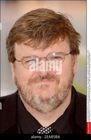 Der US-Regisseur Michael Moore posiert bei der Fotoaufnahme seines Films 'Fahrenheit 911', der am Montag, den 17. Mai 2004, für den offiziellen Wettbewerb der Filmfestspiele von Cannes 57th in Cannes-Frankreich ausgewählt wurde. Foto von Hahn-Nebinger-Gorassini/ABACA Stockfoto