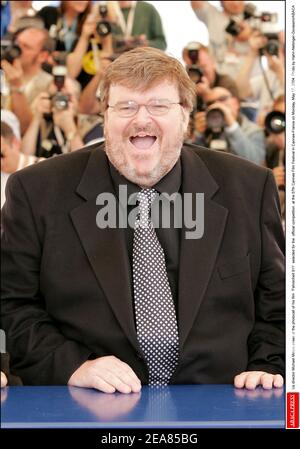 Der US-Regisseur Michael Moore posiert bei der Fotoaufnahme seines Films 'Fahrenheit 911', der am Montag, den 17. Mai 2004, für den offiziellen Wettbewerb der Filmfestspiele von Cannes 57th in Cannes-Frankreich ausgewählt wurde. Foto von Hahn-Nebinger-Gorassini/ABACA Stockfoto