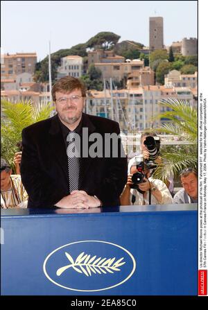 Der US-Regisseur Michael Moore posiert bei der Fotoaufnahme seines Films 'Fahrenheit 911', der am Montag, den 17. Mai 2004, für den offiziellen Wettbewerb der Filmfestspiele von Cannes 57th in Cannes-Frankreich ausgewählt wurde. Foto von Hahn-Nebinger-Gorassini/ABACA Stockfoto