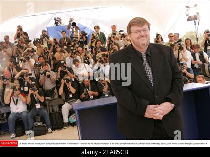 Der US-Regisseur Michael Moore posiert bei der Fotoaufnahme seines Films 'Fahrenheit 911', der am Montag, den 17. Mai 2004, für den offiziellen Wettbewerb der Filmfestspiele von Cannes 57th in Cannes-Frankreich ausgewählt wurde. Foto von Hahn-Nebinger-Gorassini/ABACA Stockfoto