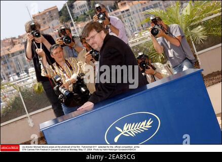 Der US-Regisseur Michael Moore posiert bei der Fotoaufnahme seines Films 'Fahrenheit 911', der am Montag, den 17. Mai 2004, für den offiziellen Wettbewerb der Filmfestspiele von Cannes 57th in Cannes-Frankreich ausgewählt wurde. Foto von Hahn-Nebinger-Gorassini/ABACA Stockfoto