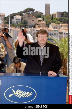 Der US-Regisseur Michael Moore posiert bei der Fotoaufnahme seines Films 'Fahrenheit 911', der am Montag, den 17. Mai 2004, für den offiziellen Wettbewerb der Filmfestspiele von Cannes 57th in Cannes-Frankreich ausgewählt wurde. Foto von Hahn-Nebinger-Gorassini/ABACA Stockfoto