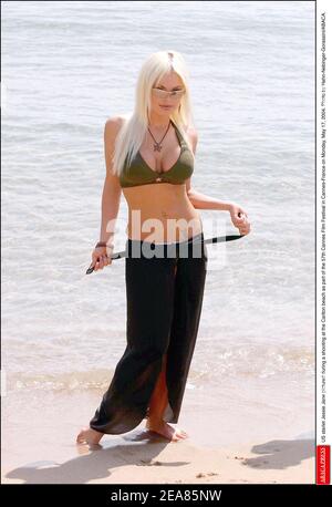 DIE US-Starrette Jessie Jane, die am Montag, den 17. Mai 2004, während eines Drehs am Carlton-Strand im Rahmen der Filmfestspiele von Cannes 57th in Cannes-Frankreich aufgenommen wurde. Foto von Hahn-Nebinger-Gorassini/ABACA. Stockfoto