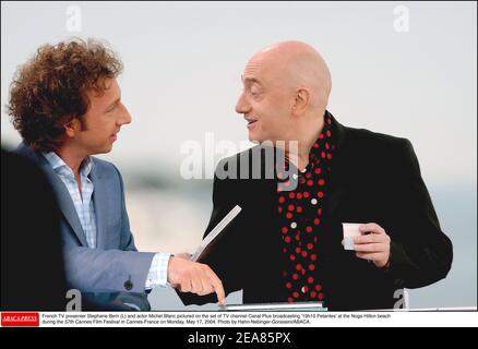 Der französische Fernsehmoderator Stephane Bern (L) und der Schauspieler Michel Blanc haben am 57th. Mai 17 2004 während der Filmfestspiele von Cannes in Cannes-Frankreich auf dem Fernsehsender Canal Plus gezeigt, der 19h10 Petantes am Strand von Noga Hilton ausstrahlt. Foto von Hahn-Nebinger-Gorassini/ABACA. Stockfoto