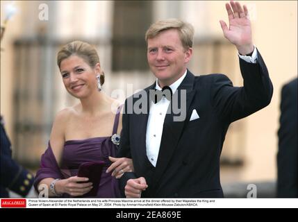 Prinz Willem-Alexander von den Niederlanden und seine Frau Prinzessin Maxima kommen am 21. Mai 2004 zum Abendessen ihrer Majestäten, dem König und der Königin von Spanien, im Königspalast El Pardo an. Foto von Ammar-Hounsfield-Klein-Mousse-Zabulon/ABACA. Stockfoto