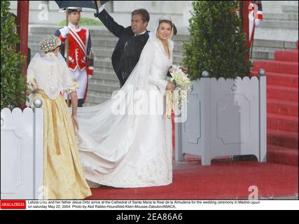 Letizia Ortiz und ihr Vater Jesus Ortiz kommen am samstag, dem 22. Mai 2004, zur Hochzeitszeremonie in Madrid-Spanien in die Kathedrale Santa Maria la Real de la Almudena. Foto von Abd Rabbo-Hounsfield-Klein-Mousse-Zabulon/ABACA. Stockfoto