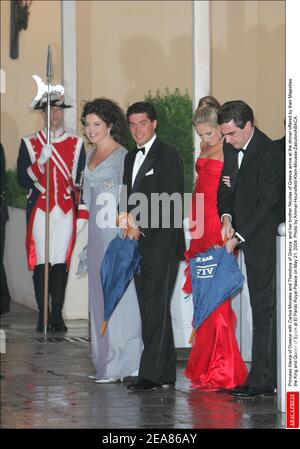 Prinzessin Alexia von Griechenland mit Carlos Morales und Theodora von Grecce und ihrem Bruder Nikolaos von Griechenland kommen zum Abendessen, das ihre Majestäten, der König und die Königin von Spanien, am 21. Mai 2004 im Königspalast El Pardo anbieten. Foto von Ammar-Hounsfield-Klein-Mousse-Zabulon/ABACA. Stockfoto