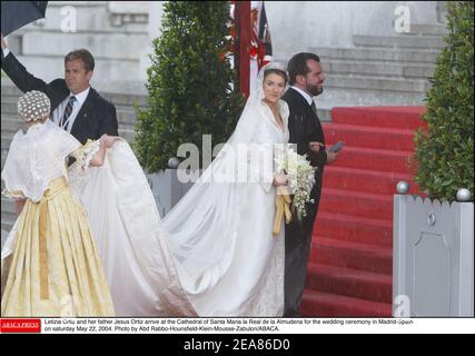 Letizia Ortiz und ihr Vater Jesus Ortiz kommen am samstag, dem 22. Mai 2004, zur Hochzeitszeremonie in Madrid-Spanien in die Kathedrale Santa Maria la Real de la Almudena. Foto von Abd Rabbo-Hounsfield-Klein-Mousse-Zabulon/ABACA. Stockfoto