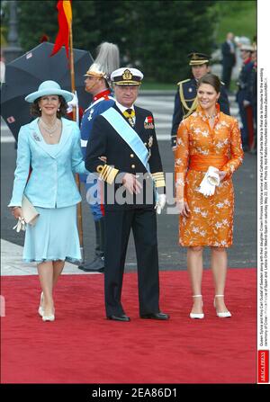 Königin Silvia und König Carl Gustaf von Schweden kommen zusammen mit ihrer Tochter Kronprinzessin Victoria am samstag, den 22. Mai 2004, zur Trauung von Kronprinz Felipe von Spanien und Letizia Ortiz in Madrid-Spanien in der Kathedrale Santa Maria la Real de la Almudena an. Foto von Abd Rabbo-Hounsfield-Klein-Mousse-Zabulon/ABACA. Stockfoto