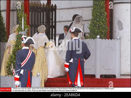 Letizia Ortiz und ihr Vater Jesus Ortiz kommen am samstag, dem 22. Mai 2004, zur Hochzeitszeremonie in Madrid-Spanien in die Kathedrale Santa Maria la Real de la Almudena. Foto von Abd Rabbo-Hounsfield-Klein-Mousse-Zabulon/ABACA. Stockfoto