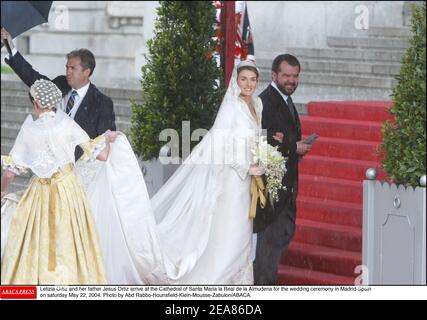 Letizia Ortiz und ihr Vater Jesus Ortiz kommen am samstag, dem 22. Mai 2004, zur Hochzeitszeremonie in Madrid-Spanien in die Kathedrale Santa Maria la Real de la Almudena. Foto von Abd Rabbo-Hounsfield-Klein-Mousse-Zabulon/ABACA. Stockfoto