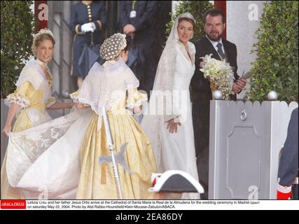 Letizia Ortiz und ihr Vater Jesus Ortiz kommen am samstag, dem 22. Mai 2004, zur Hochzeitszeremonie in Madrid-Spanien in die Kathedrale Santa Maria la Real de la Almudena. Foto von Abd Rabbo-Hounsfield-Klein-Mousse-Zabulon/ABACA. Stockfoto