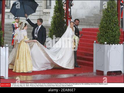 Letizia Ortiz und ihr Vater Jesus Ortiz kommen am samstag, dem 22. Mai 2004, zur Hochzeitszeremonie in Madrid-Spanien in die Kathedrale Santa Maria la Real de la Almudena. Foto von Abd Rabbo-Hounsfield-Klein-Mousse-Zabulon/ABACA. Stockfoto