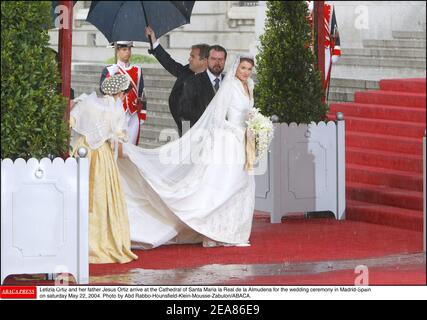 Letizia Ortiz und ihr Vater Jesus Ortiz kommen am samstag, dem 22. Mai 2004, zur Hochzeitszeremonie in Madrid-Spanien in die Kathedrale Santa Maria la Real de la Almudena. Foto von Abd Rabbo-Hounsfield-Klein-Mousse-Zabulon/ABACA. Stockfoto