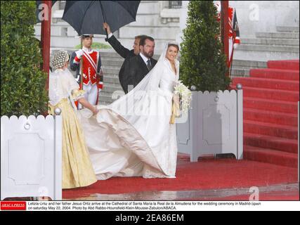 Letizia Ortiz und ihr Vater Jesus Ortiz kommen am samstag, dem 22. Mai 2004, zur Hochzeitszeremonie in Madrid-Spanien in die Kathedrale Santa Maria la Real de la Almudena. Foto von Abd Rabbo-Hounsfield-Klein-Mousse-Zabulon/ABACA. Stockfoto