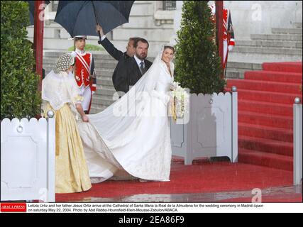 Letizia Ortiz und ihr Vater Jesus Ortiz kommen am samstag, dem 22. Mai 2004, zur Hochzeitszeremonie in Madrid-Spanien in die Kathedrale Santa Maria la Real de la Almudena. Foto von Abd Rabbo-Hounsfield-Klein-Mousse-Zabulon/ABACA. Stockfoto