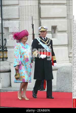 Infante Pilar und König Juan Carlos von Spanien kommen in der Kathedrale von Santa Maria la Real de la Almudena zur Hochzeitszeremonie von Kronprinz Felipe von Spanien und Letizia Ortiz in Madrid-Spanien am samstag, 22. Mai 2004 an. Foto von Abd Rabbo-Hounsfield-Klein-Mousse-Zabulon/ABACA. Stockfoto