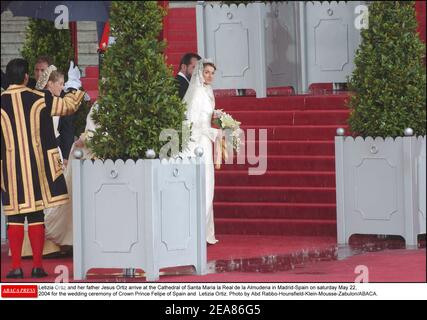 Letizia Ortiz und ihr Vater Jesus Ortiz kommen am samstag, den 22. Mai 2004 zur Trauung von Kronprinz Felipe von Spanien und Letizia Ortiz in der Kathedrale Santa Maria la Real de la Almudena in Madrid-Spanien an. Foto von Abd Rabbo-Hounsfield-Klein-Mousse-Zabulon/ABACA. Stockfoto