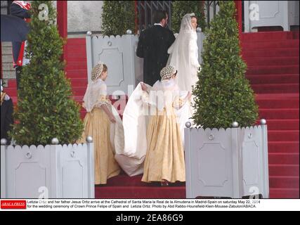 Letizia Ortiz und ihr Vater Jesus Ortiz kommen am samstag, den 22. Mai 2004 zur Trauung von Kronprinz Felipe von Spanien und Letizia Ortiz in der Kathedrale Santa Maria la Real de la Almudena in Madrid-Spanien an. Foto von Abd Rabbo-Hounsfield-Klein-Mousse-Zabulon/ABACA. Stockfoto