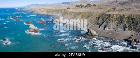 Der Pazifik wäscht an einem schönen Tag gegen die Küste Nordkaliforniens. Der malerische Pacific Coast Highway verläuft in diesem Küstengebiet. Stockfoto