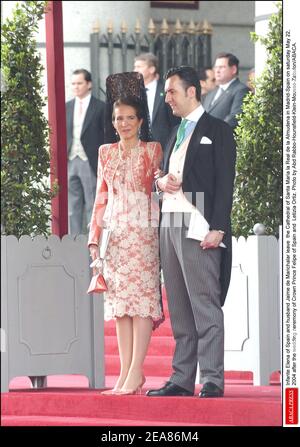 Infante Elena von Spanien und Ehemann Jaime de Marichalar verlassen die Kathedrale Santa Maria la Real de la Almudena in Madrid-Spanien am samstag, 22. Mai 2004 nach der Hochzeitszeremonie von Kronprinz Felipe von Spanien und Letizia Ortiz. Foto von Abd Rabbo-Hounsfield-Klein-Mousse-Zabulon/ABACA. Stockfoto