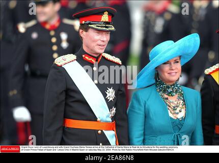 Der Großherzog Henri von Luxemburg und seine Gattin, die Großherzogin Maria-Teresa, kommen am samstag, dem 22. Mai 2004, in der Kathedrale Santa Maria la Real de la Almudena zur Trauung von Kronprinz Felipe von Spanien und Letizia Ortiz in Madrid-Spanien an. Foto von Abd Rabbo-Hounsfield-Klein-Mousse-Zabulon/ABACA. Stockfoto