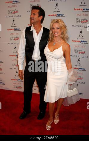 Schauspieler Lorenzo Lamas und Freundin Barbara Moore besuchen The People en espanols 50 schönsten Star-besetzt in den Splashlight Studios in New York, NY, USA - 19. Mai 2004. (Im Bild: Lorenzo Lamas, Barbara Moore) Foto von Antoine CAU/Abaca Stockfoto