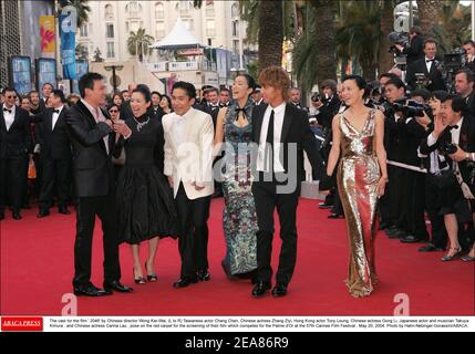 Die Besetzung für den Film ' 2046' durch den chinesischen Regisseur Wong Kar-Wai, (L bis R) taiwanesischen Schauspieler Chang Chen, chinesische Schauspielerin Zhang Ziyi, Hong Kong Schauspieler Tony Leung, chinesische Schauspielerin Gong Li, japanischen Schauspieler und Musiker Takuya Kimura , Und die chinesische Schauspielerin Carina Lau , Pose auf dem roten Teppich für die Vorführung ihres Films, der für die Palme d'Or bei den Filmfestspielen von Cannes 57th konkurriert , 20. Mai 2004. Foto von Hahn-Nebinger-Gorassini/ABACA. Stockfoto