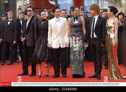 Die Besetzung für den Film ' 2046' durch den chinesischen Regisseur Wong Kar-Wai, (L bis R) taiwanesischen Schauspieler Chang Chen, chinesische Schauspielerin Zhang Ziyi, Hong Kong Schauspieler Tony Leung, chinesische Schauspielerin Gong Li, japanischen Schauspieler und Musiker Takuya Kimura , Und die chinesische Schauspielerin Carina Lau , Pose auf dem roten Teppich für die Vorführung ihres Films, der für die Palme d'Or bei den Filmfestspielen von Cannes 57th konkurriert , 20. Mai 2004. Foto von Hahn-Nebinger-Gorassini/ABACA. Stockfoto