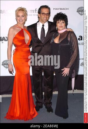 DIE US-Schauspielerinnen Sharon Stone und Liza Minnelli kommen zusammen mit Kenneth Cole zur Veranstaltung amfAR Cinema Against AIDS 2004 im Restaurant Moulin de Mougins in der Nähe von Cannes, 20. Mai 2004. Film- und Musikstars nehmen an der jährlichen Veranstaltung der American Foundation for AIDS Research (amfAR) Teil, während die Filmfestspiele von Cannes 57th fortgesetzt werden. Foto von Hahn-Nebinger-Gorassini/ABACA. Stockfoto