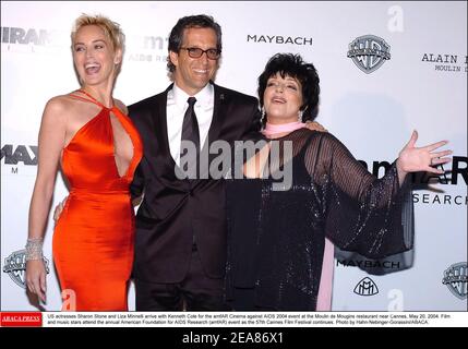 DIE US-Schauspielerinnen Sharon Stone und Liza Minnelli kommen zusammen mit Kenneth Cole zur Veranstaltung amfAR Cinema Against AIDS 2004 im Restaurant Moulin de Mougins in der Nähe von Cannes, 20. Mai 2004. Film- und Musikstars nehmen an der jährlichen Veranstaltung der American Foundation for AIDS Research (amfAR) Teil, während die Filmfestspiele von Cannes 57th fortgesetzt werden. Foto von Hahn-Nebinger-Gorassini/ABACA. Stockfoto