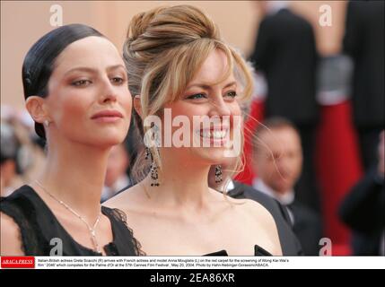 Die italienisch-britische Schauspielerin Greta Scacchi (R) kommt mit der französischen Schauspielerin und Model Anna Mouglalis (L) auf den roten Teppich zur Vorführung von Wong Kar-Wais Film ' 2046', der am 57th 20. Mai 2004 bei den Filmfestspielen in Cannes um die Palme d'Or konkurriert. Foto von Hahn-Nebinger-Gorassini/ABACA. Stockfoto