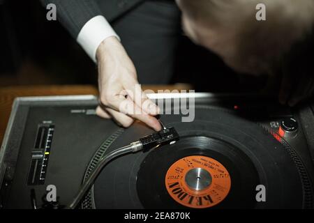 Vinyl-Schallplatten spielen. Musik hören, mit Stil zu Hause bleiben. Stockfoto