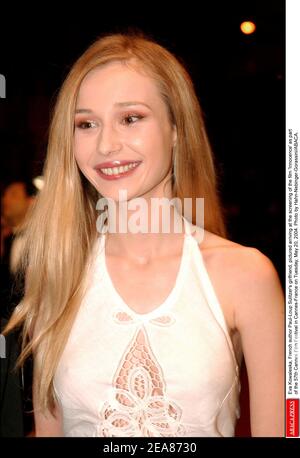 Eva Kowaleska, die Freundin des französischen Autors Paul-Loup Sulitzer, zeigte sich bei der Vorstellung des Films "Innocence" im Rahmen der Filmfestspiele von Cannes 57th in Cannes-Frankreich am Dienstag, den 20. Mai 2004. Foto von Hahn-Nebinger-Gorassini/ABACA. Stockfoto