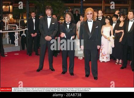 Der japanische Regisseur Mamoru Oshi (C) und sein Team haben sich am Dienstag, den 20. Mai 2004, bei der Vorführung seines Films "Innocence" im Rahmen der Filmfestspiele von Cannes 57th in Cannes-Frankreich vorgestellt. Foto von Hahn-Nebinger-Gorassini/ABACA. Stockfoto