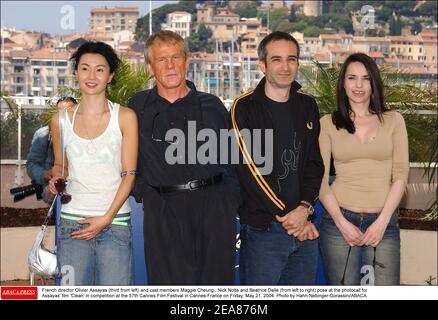 Der französische Regisseur Olivier Assayas (Dritter von links) und die Besetzung Maggie Cheung, Nick Nolte und Beatrice Dalle (von links nach rechts) posieren am Freitag, den 21. Mai 2004, beim Fotocall für Assayas' Film "Clean" in Wettbewerb beim Cannes Film Festival 57th in Cannes-Frankreich. Foto von Hahn-Nebinger-Gorassini/ABACA. Stockfoto