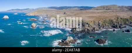 Der Pazifik wäscht an einem schönen Tag gegen die Küste Nordkaliforniens. Der malerische Pacific Coast Highway verläuft in diesem Küstengebiet. Stockfoto