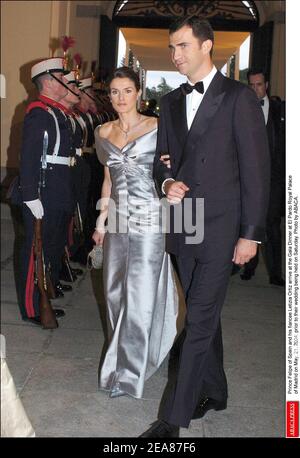 Prinz Felipe von Spanien und seine Verlobte Letizia Ortiz kommen am 21. Mai 2004 zum Galadinner im Königspalast El Pardo von Madrid, bevor ihre Hochzeit am Samstag stattfindet. Foto von ABACA. Stockfoto