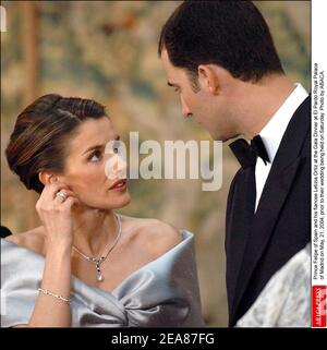 Prinz Felipe von Spanien und seine Verlobte Letizia Ortiz beim Galadinner im Königspalast El Pardo von Madrid am 21. Mai 2004, bevor ihre Hochzeit am Samstag stattfand. Foto von ABACA. Stockfoto