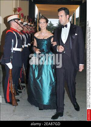 Die kleine Elena von Spanien und ihr Mann Jaime de Marichalar kommen am 21. Mai 2004 zum Galadinner im Königspalast El Pardo in Madrid an, bevor am Samstag die königliche Hochzeit von Kronprinz Felipe von Spanien und Letizia Ortiz stattfand. Foto von ABACA. Stockfoto