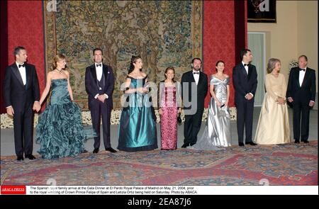 Die spanische Königsfamilie kommt am 21. Mai 2004 zum Galadinner im Königspalast El Pardo in Madrid vor der königlichen Hochzeit von Kronprinz Felipe von Spanien und Letizia Ortiz am Samstag. Foto von ABACA. Stockfoto