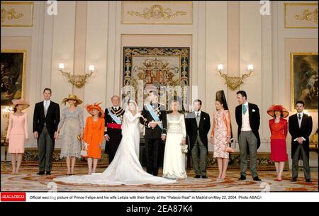 Offizielle Hochzeitsfoto von Prinz Felipe und seiner Frau Letizia mit ihrer Familie im Palacio Real in Madrid am 22. Mai 2004. Foto ABACA Stockfoto