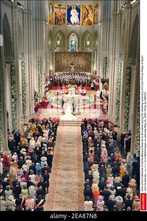 Blick auf die Kathedrale von Santa Maria la Real de la Almudena während der Hochzeitszeremonie von Kronprinz Felipe von Spanien und seiner Verlobten Letizia Ortiz in Madrid-Spanien am samstag, 22. Mai 2004. Foto von ABACA. Stockfoto