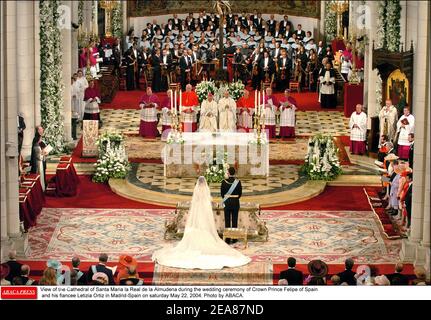 Blick auf die Kathedrale von Santa Maria la Real de la Almudena während der Hochzeitszeremonie von Kronprinz Felipe von Spanien und seiner Verlobten Letizia Ortiz in Madrid-Spanien am samstag, 22. Mai 2004. Foto von ABACA. Stockfoto