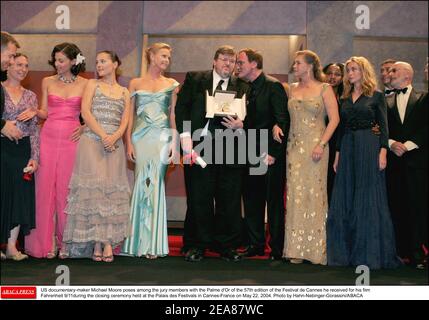 DER US-Dokumentarfilmer Michael Moore posiert unter den Jurymitgliedern mit der Palme d'Or der Ausgabe 57th des Festival de Cannes, die er für seinen Film Fahrenheit 9/11 während der Abschlussfeier im Palais des Festivals in Cannes-Frankreich am 22. Mai 2004 erhielt. Foto von Hahn-Nebinger-Gorassini/ABACA Stockfoto
