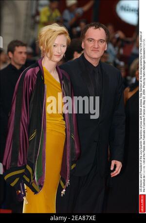 DER US-amerikanische Regisseur und Jurypräsident Quentin Tarantino kommt mit der britischen Schauspielerin Tilda Swinton bei der Abschlussfeier der Festival de Cannes 57th an, die am 22. Mai 2004 im Palais des Festivals in Cannes-Frankreich stattfand. Foto von Hahn-Nebinger-Gorassini/ABACA Stockfoto