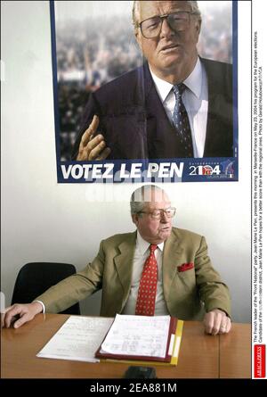 Der französische Parteivorsitzende der Front National, Jean Marie Le Pen, stellt heute Morgen in Marseille-Frankreich am 23. Mai 2004 sein Programm für die Europawahlen vor. Der Kandidat des südöstlichen Bezirks, Jean Marie Le Pen, hofft auf eine bessere Punktzahl als bei den regionalen. Foto von Gerald Holubowicz/ABACA. Stockfoto